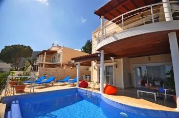 Kalamar'da Engellenmeyen Deniz Manzaralı Villa